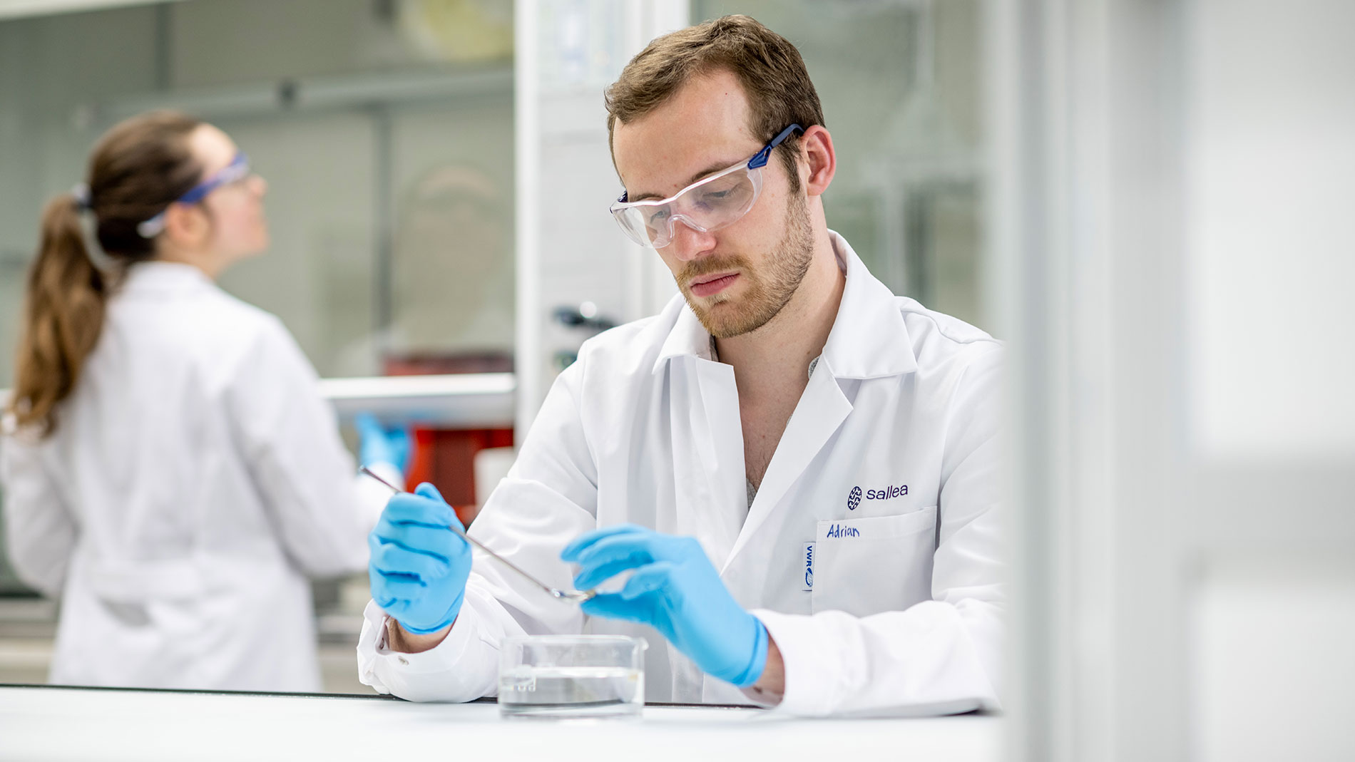 Wissenschaftler im Labor arbeitet mit Proben unter sterilen Bedingungen