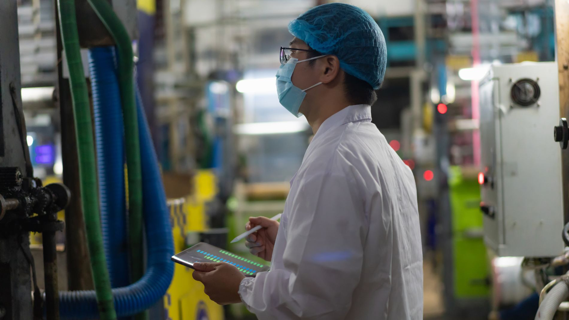 Mitarbeiter in der Produktion erfasst Daten