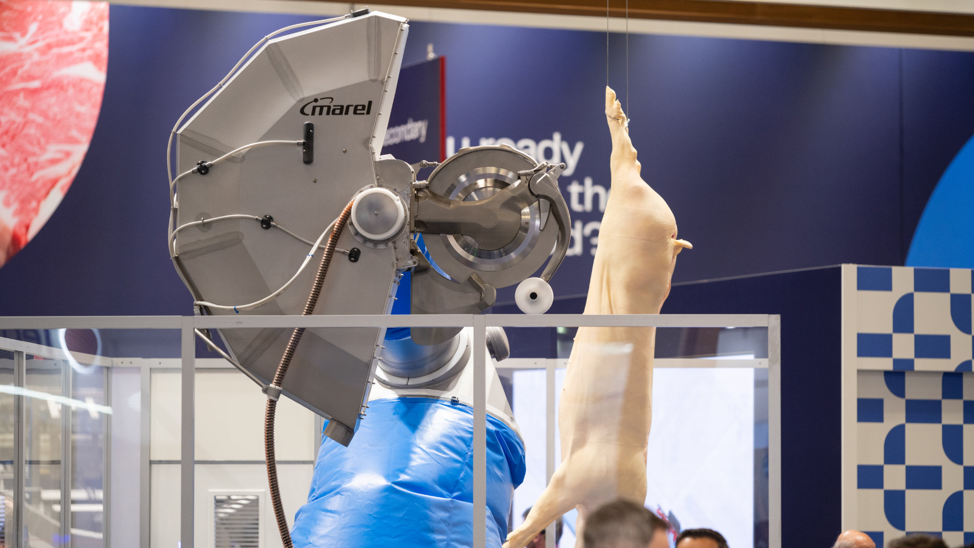 Industrieller Roboterarm in einer Fleischverarbeitungsanlage