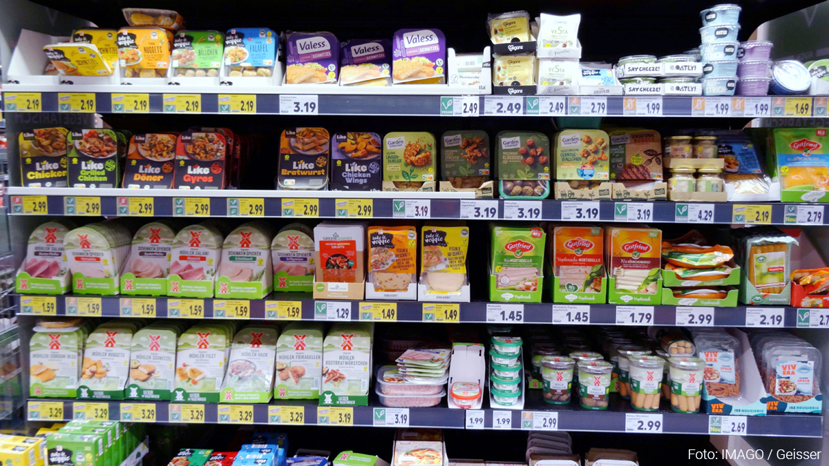 Regal mit Lebensmitteln im Supermarkt