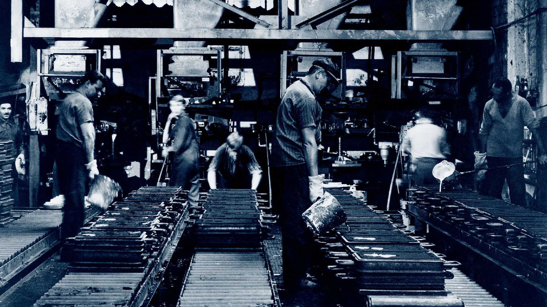 Schwarz-Weiß Bild einer Glockengießerei