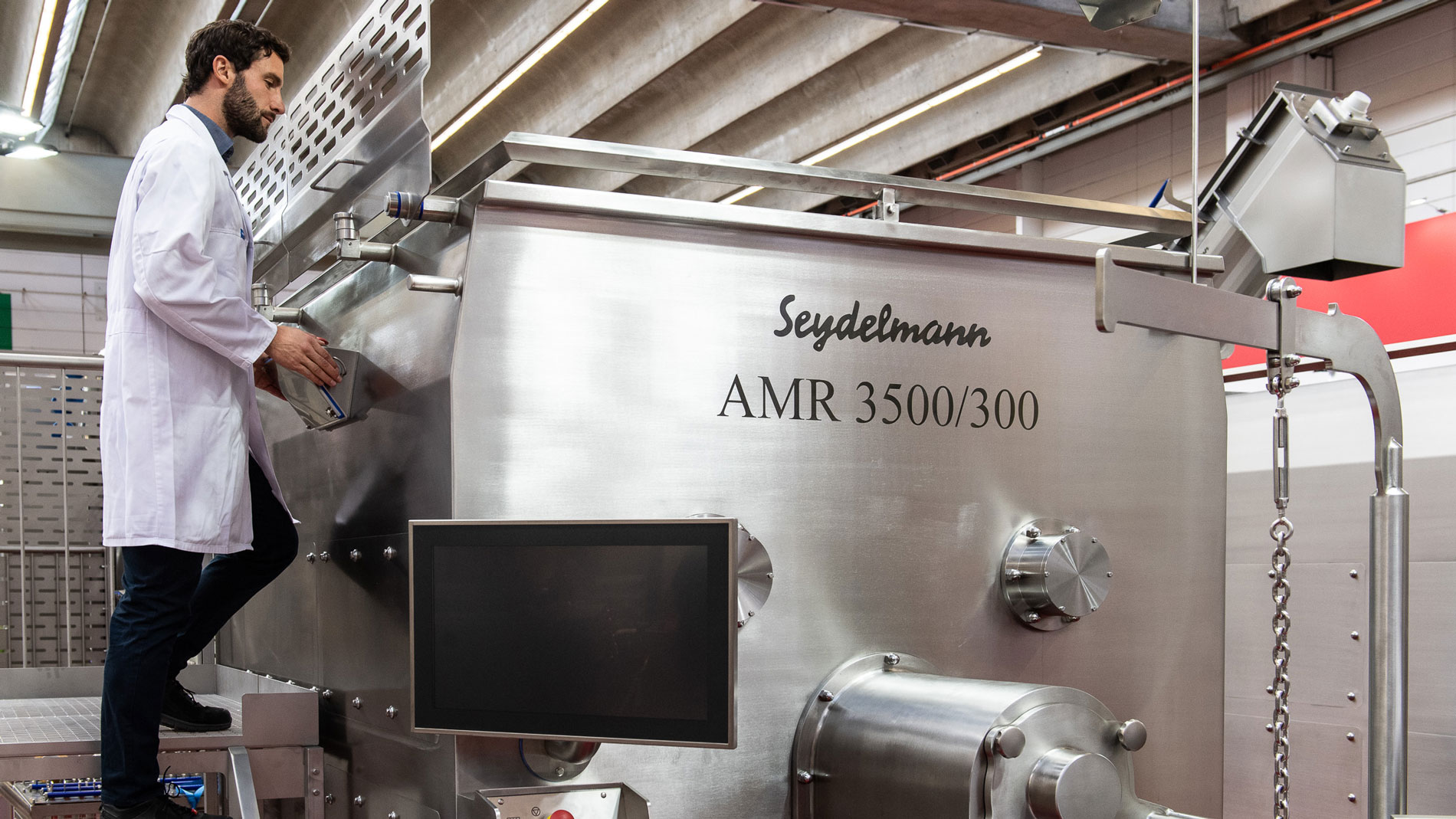 Technician operating the Seydelmann AMR 3500/300 system