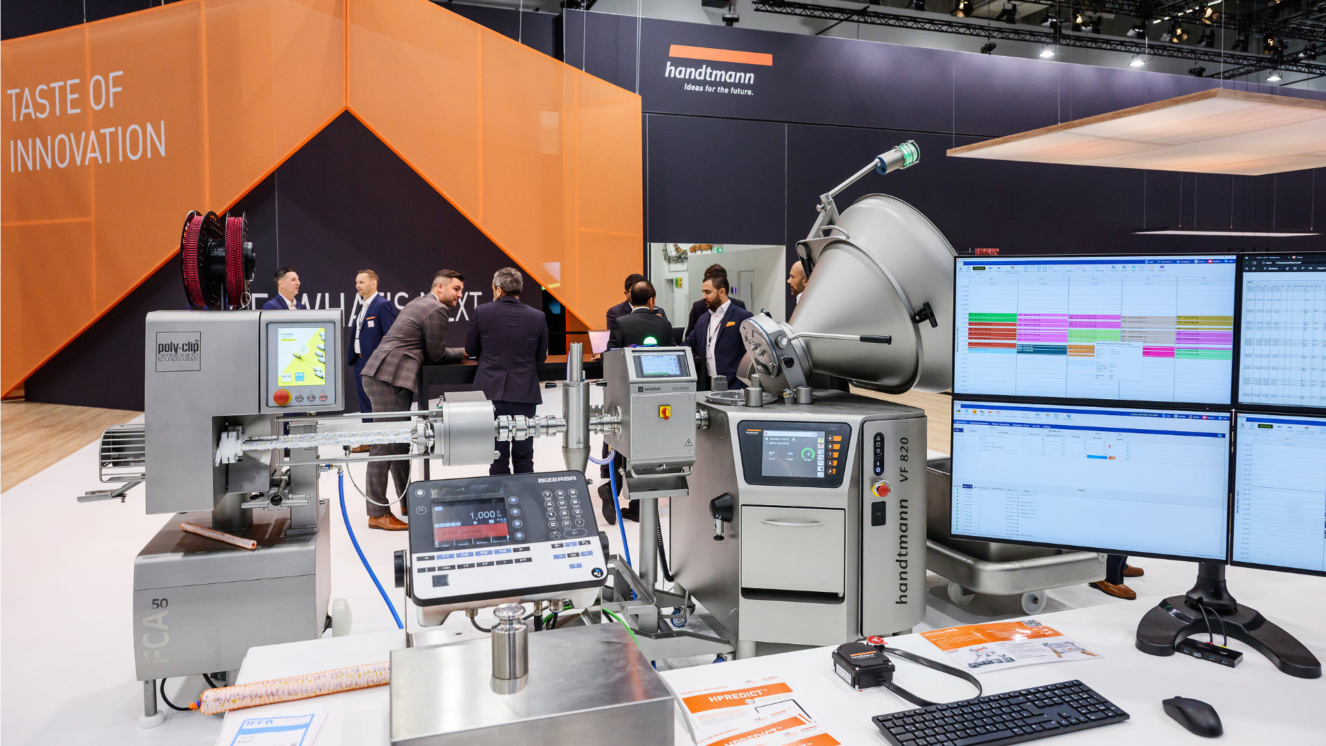 Industriemaschinen und Monitore auf Ausstellung präsentiert