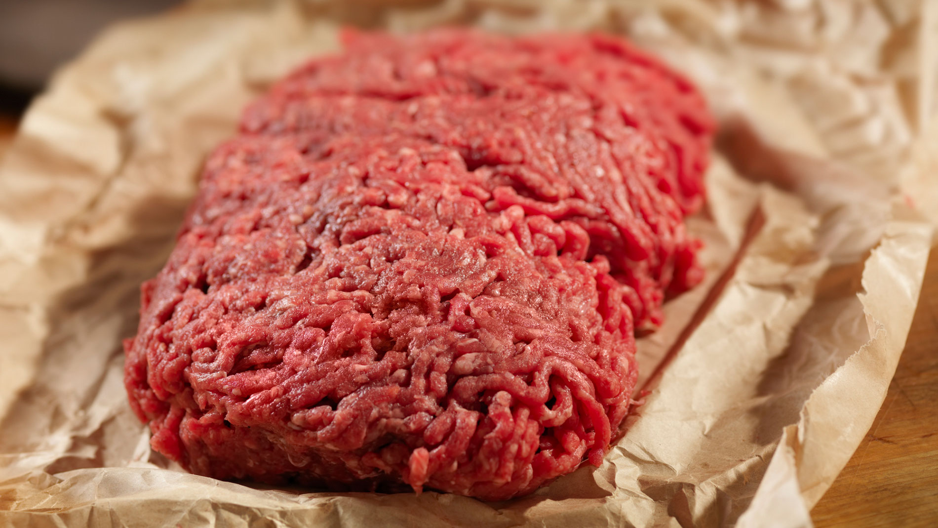 Frisches Hackfleisch auf umweltfreundlichem Packpapier