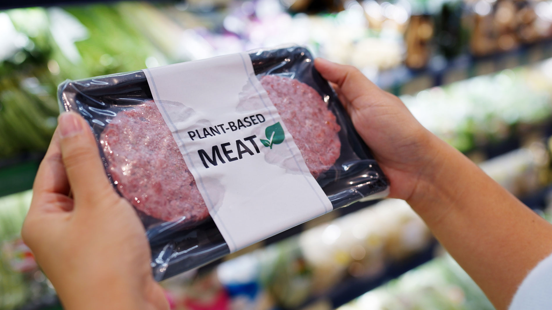 Pflanzlicher Fleischersatz in moderner Verpackung mit Label „Plant-Based Meat“
