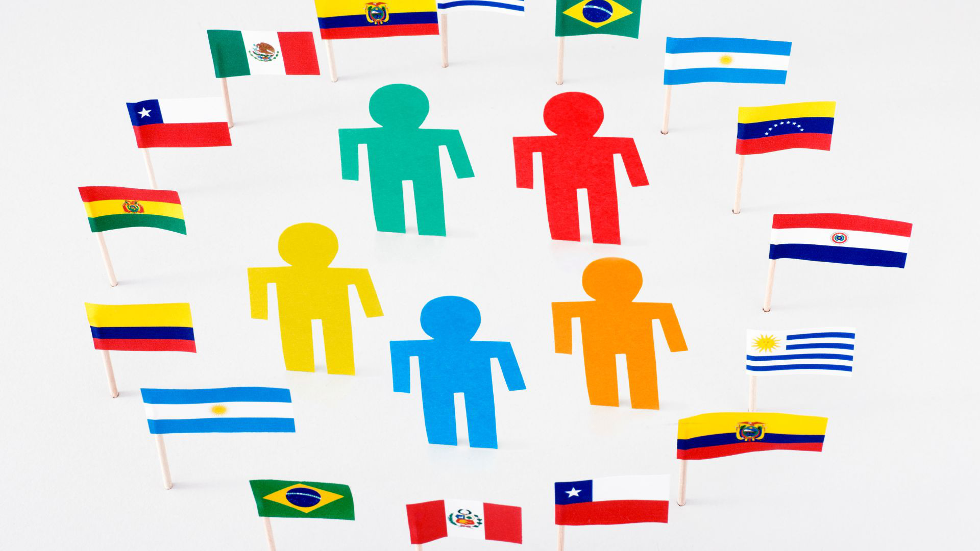 Flaggen in einem Kreis mit Figuren in der Mitte