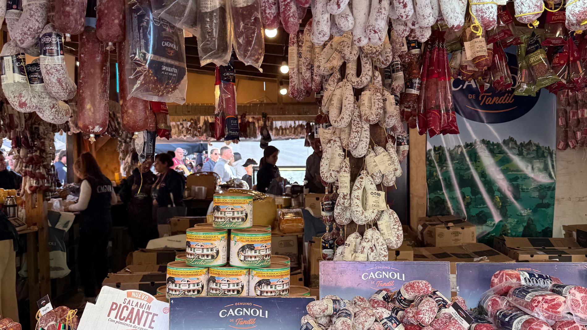 Verkaufsstand mit Fleischwaren