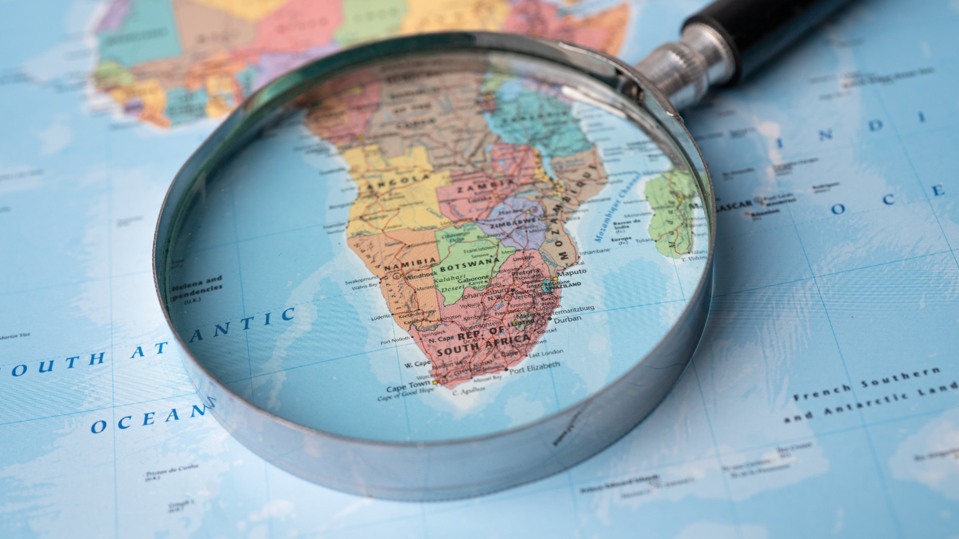 Lupe liegt auf einer Landkarte über Afrika