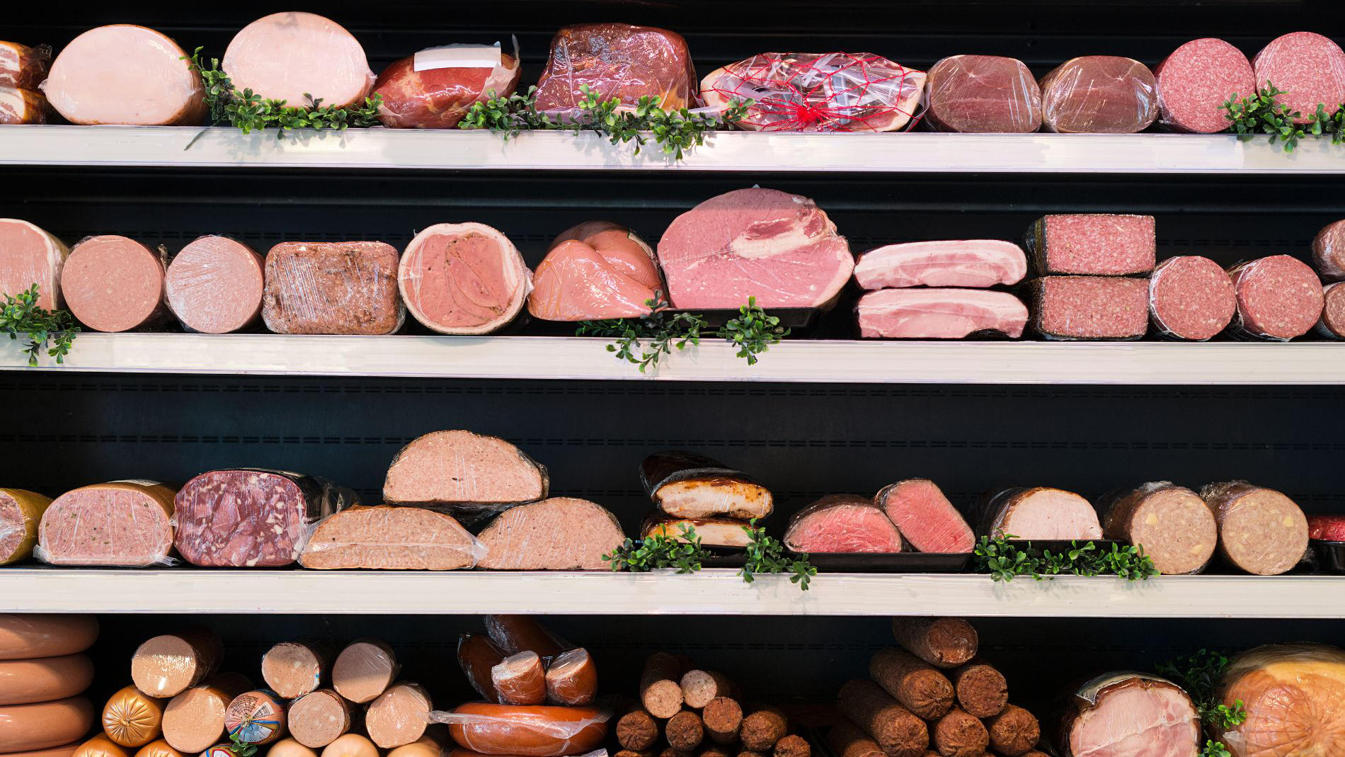 Verschiedene Wurstsorten liegen in Regalen