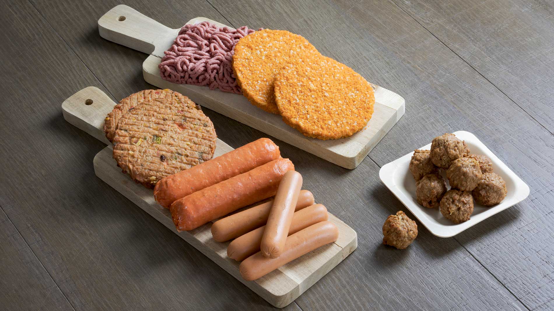 Vielfältige vegane Fleischalternativen auf Brettern