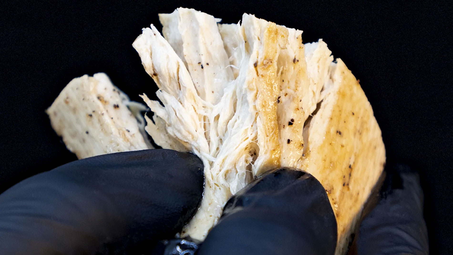 Nahaufnahme der faserigen Struktur veganen Filets