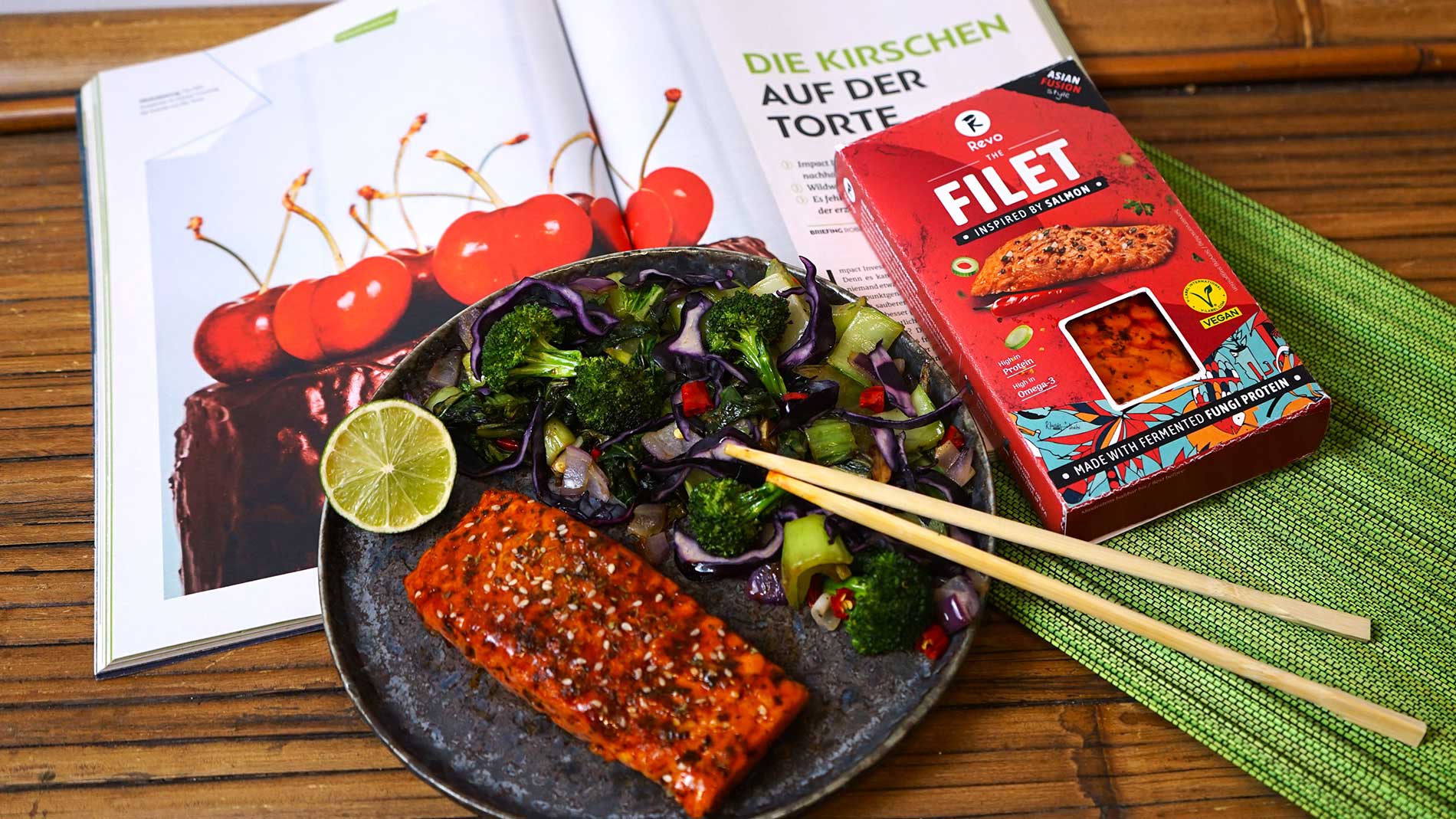 Veganes Lachsfilet mit Gemüse und Limette serviert