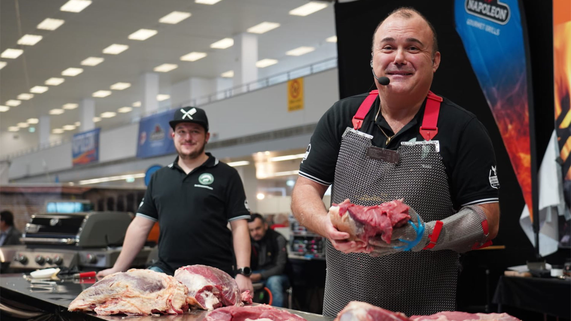 Ulrich Reichenbach präsentiert frisches Fleisch am Messestand