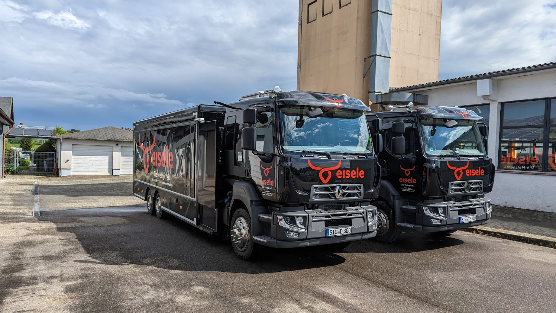 Zwei schwarze Eisele-Lieferwagen vor Betriebsgebäude